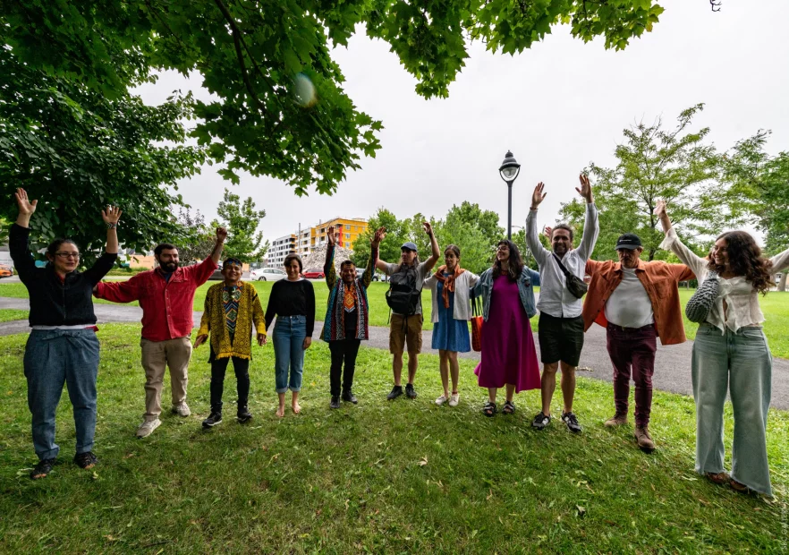 La murale Hawe Henewakame (Le grand fleuve), une création artistique emblématique,  célébration immersive et culturelle au bord du fleuve de Montréal.