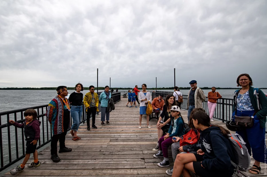 La murale Hawe Henewakame (Le grand fleuve), une création artistique emblématique,  célébration immersive et culturelle au bord du fleuve de Montréal.