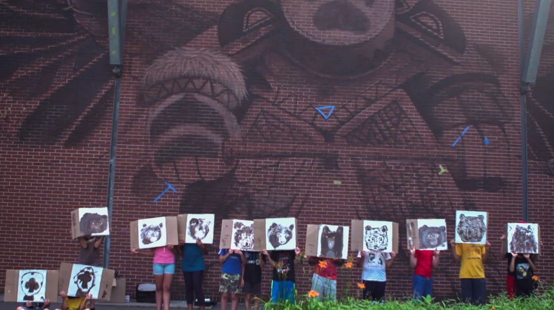 Dans le cadre du projet PAM 2020, l'artiste Ruben Carrasco a réalisé deux murales à Montréal, au cœur du quartier Sainte-Marie, pour célébrer et promouvoir le respect de l'environnement.
