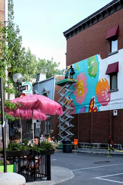 En 2022, la ville de Montréal, à travers son Programme d'Art Mural, a donné vie à un projet ambitieux au cœur du Village sur la rue Sainte-Catherine Est, axé sur la thématique de l'inclusivité.